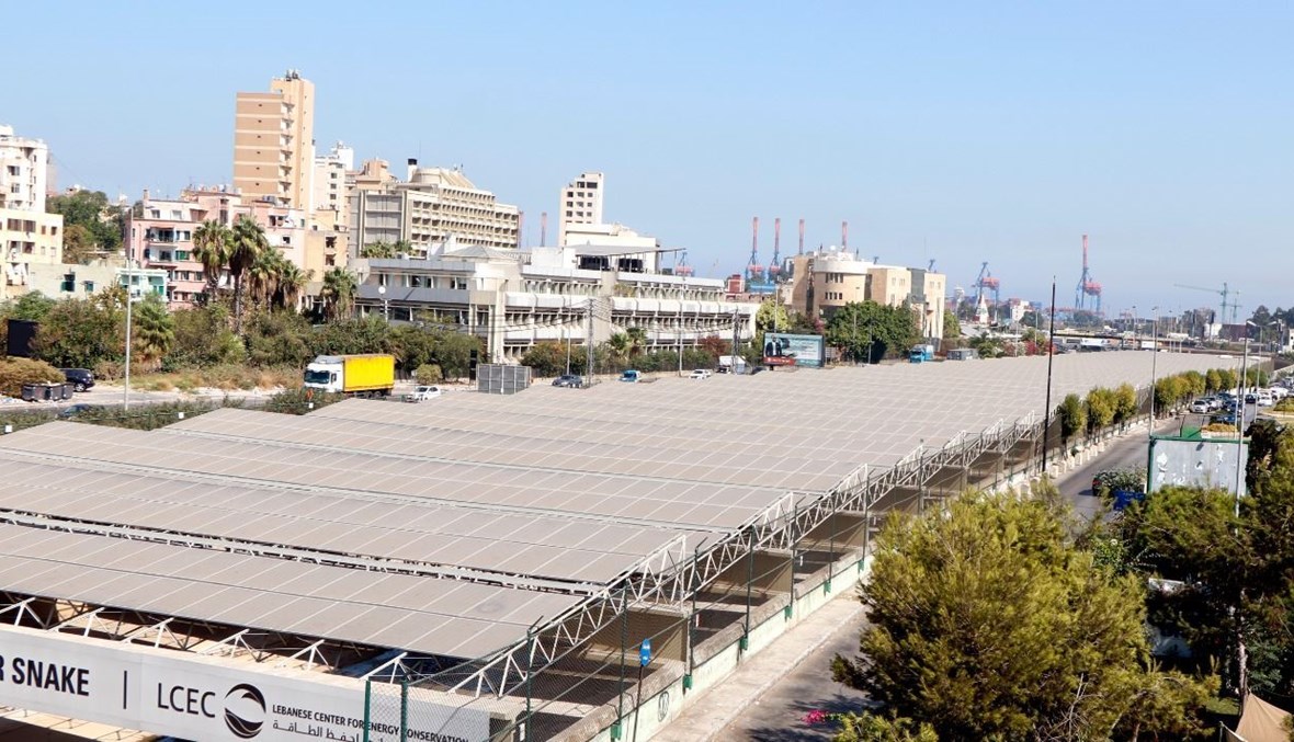 ألواح الطاقة الشمسية في بيروت (تصوير حسن عسل).