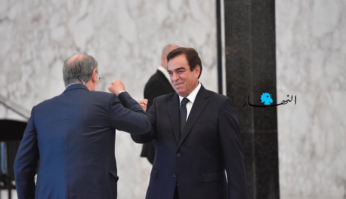 وزير الإعلام جورج قرداحي ملقياً التحية على زميله وزير التربية عباس الحلبي في القصر الجمهوري (نبيل اسماعيل).