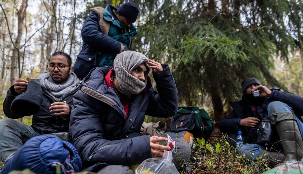 مجموعة من المهاجرين من اليمن في الغابة بالقرب من جروديك ، بولندا ، في 16 أكتوبر 2021.
