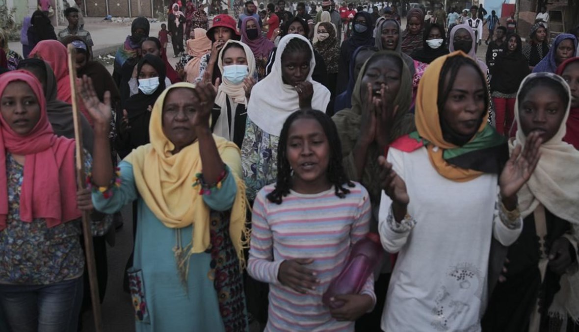 سودانيون يتظاهرون في الخرطوم (27 ت1 2021، أ ب). 
