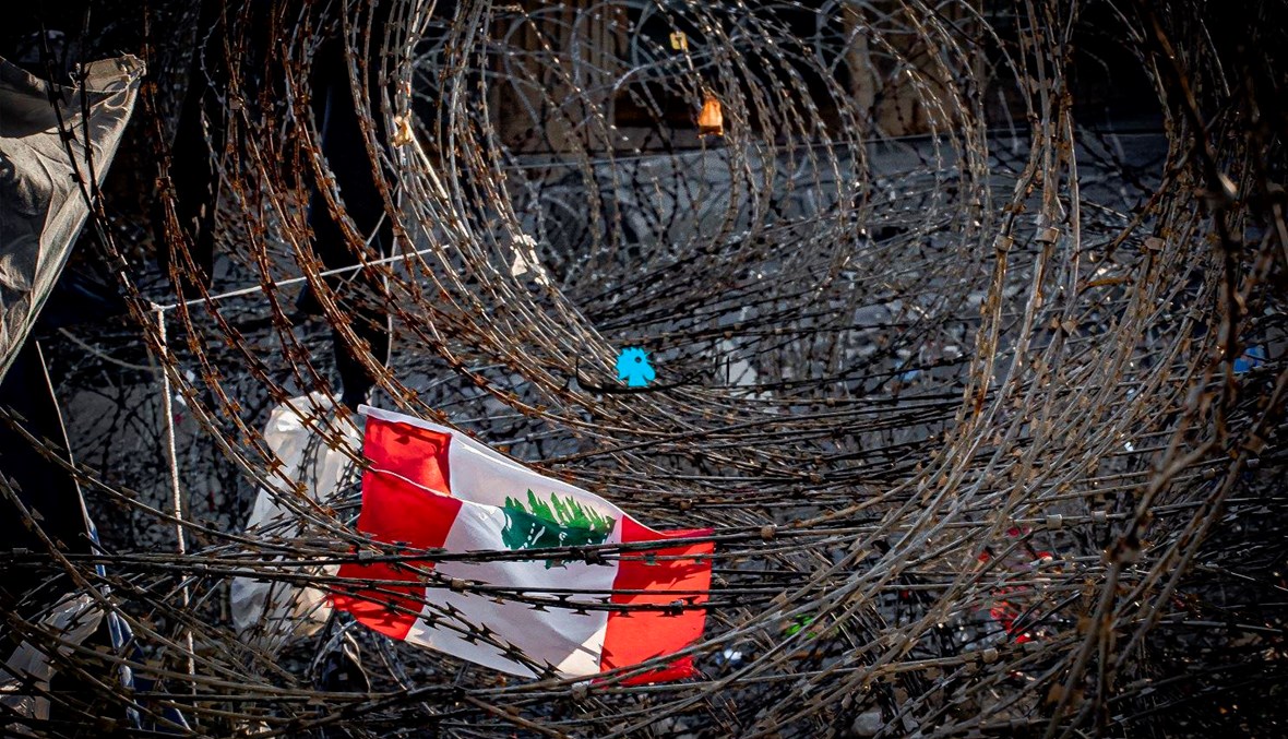 العلم اللبناني خلف السياج الشائك (تعبيرية - نبيل إسماعيل).