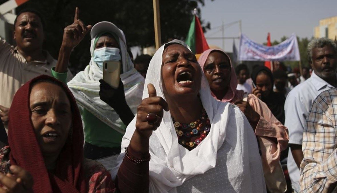 سودانيون يشاركون في تظاهرة بالخرطوم (أ ف ب).