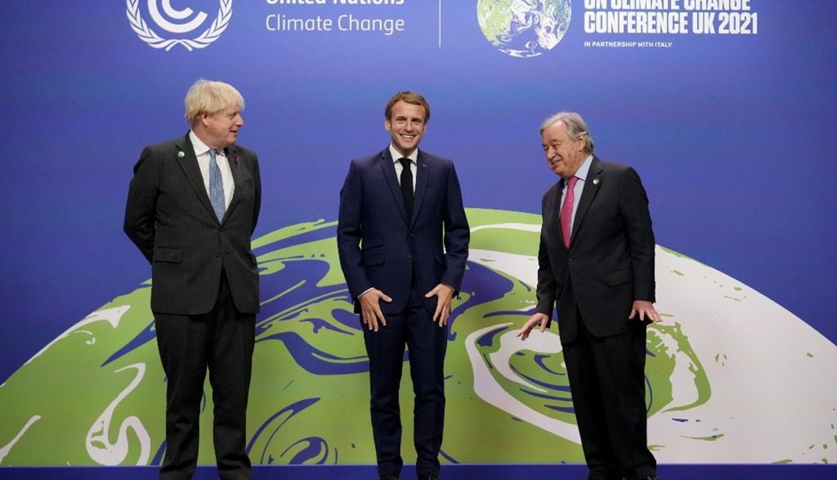 ماكرون وجونسون وغوتيريس في صورة تذكارية عند وصولهم إلى مؤتمر الأمم المتحدة لتغيّر المناخ في غلاسكو (أ ف ب).