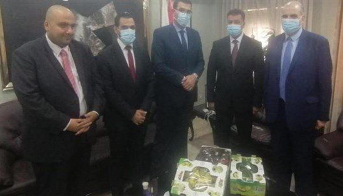 تفاح وقشطة وأفوكا من وزير الزراعة اللبناني إلى نظيره الأردني