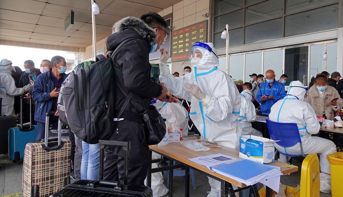 إجراءات صحيّة أمام مطار طوكيو (أ ف ب).