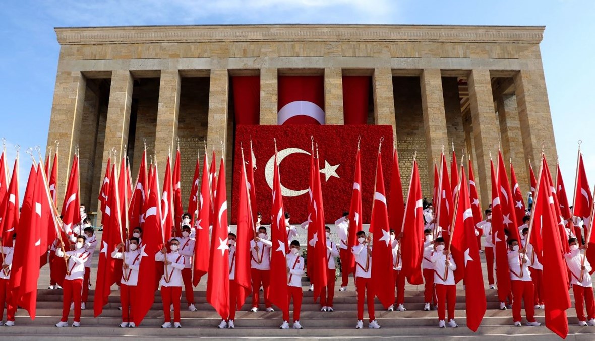 عرض بالأعلام التركية عند ضريح أنيتكابير في أنقرة خلال احتفال في الذكرى الـ98 لتأسيس الجمهورية التركية (29 ت1 2021، أ ف ب). 