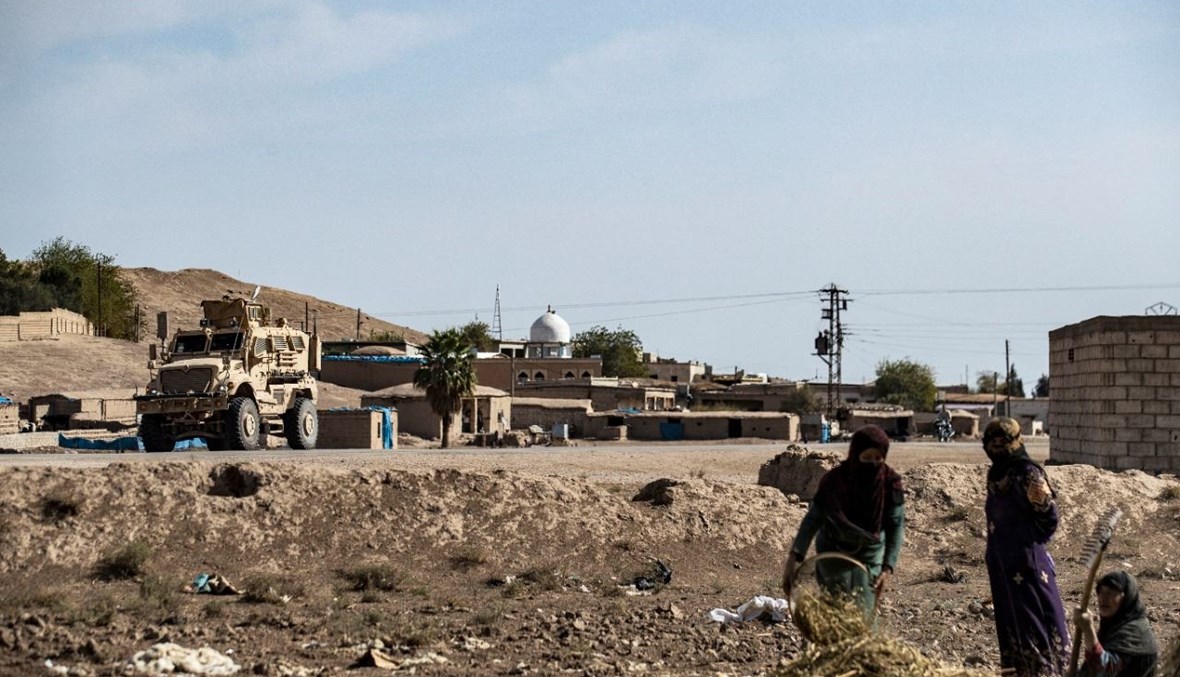 دورية للقوات الأميركية تمر في ريف رميلان في محافظة الحسكة شمال شرق سوريا (1 ت2 2021، أ ف ب). 