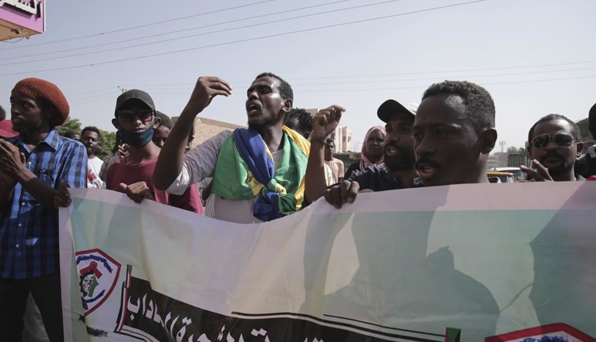 سودانيون يرددون هتافات خلال تظاهرة في الخرطوم (4 ت2 2021، أ ب). 