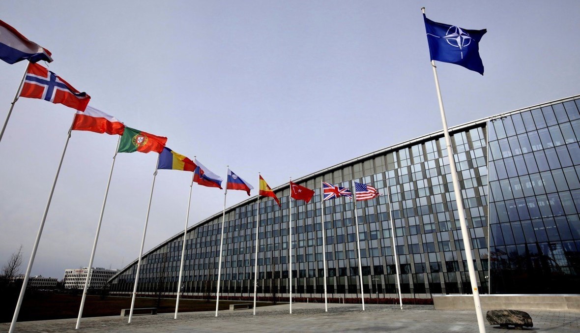 أعلام حلف شمال الأطلسي ودوله الأعضاء أمام مقراته في بروكسل، 2020 - (أ ف ب).