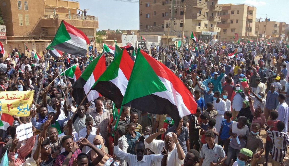 سودانيون مناهضون للانقلاب يتظاهرون في أم درمان (30 ت1 2021، أ ف ب). 