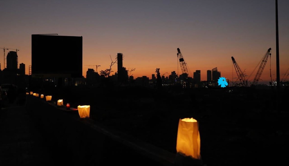 إضاءة شموع أمام مرفأ بيروت (مارك فياض).