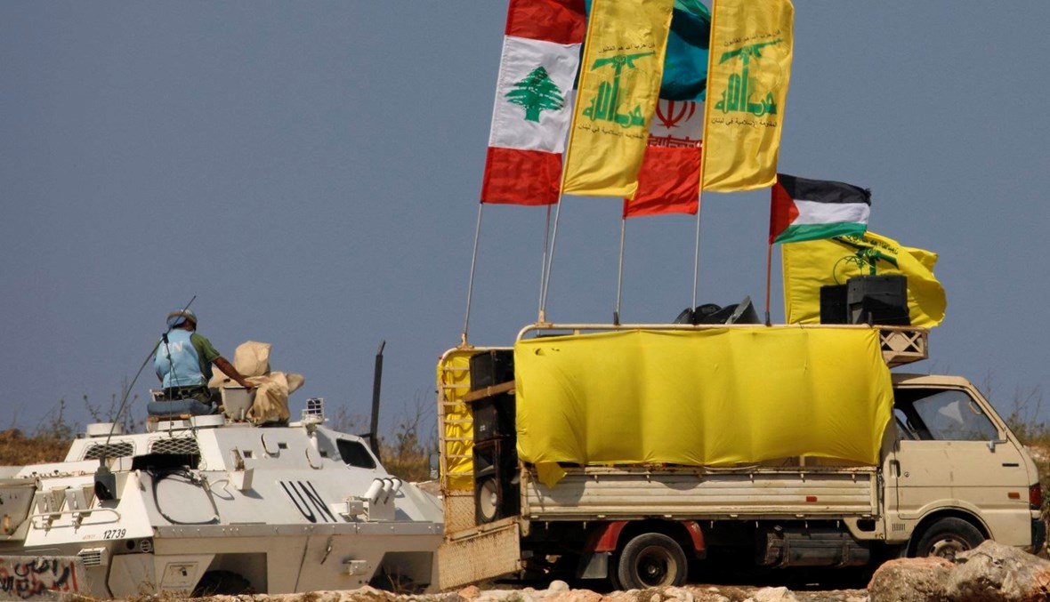 رفع أعلام لبنان و"حزب الله" وإيران وفلسطين عند الحدود الجنوبية (أ ف ب).