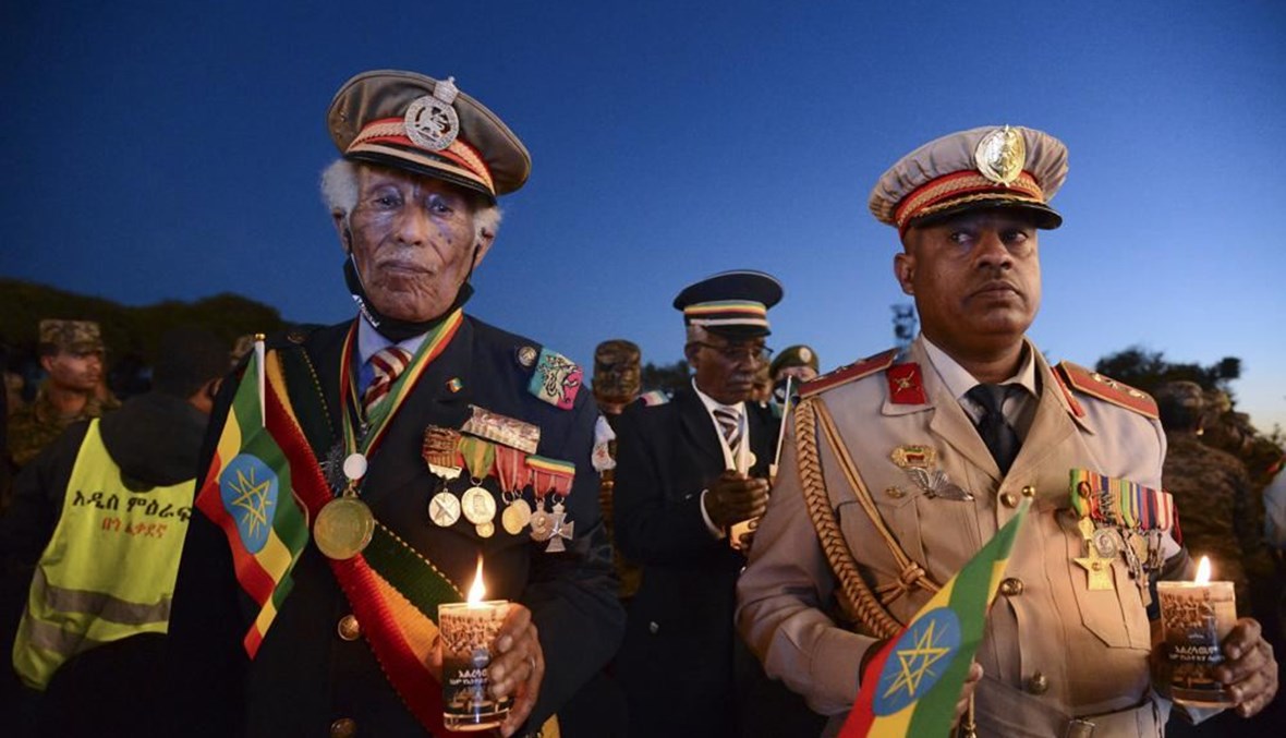 عسكريون إثيوبيون حاليون وسابقون يحيون ذكرى ضحايا نزاع تيغراي، خلال احتفال في أديس أبابا (3 ت2 2021، أ ب). 