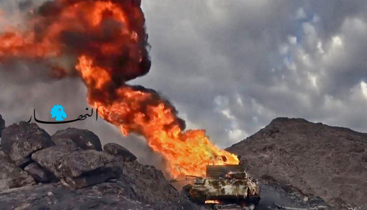 مقاتل حوثي يطلق مدفع رشاش ثقيل في منطقة الجوبة بمحافظة مأرب اليمنية (أ ف ب). 
