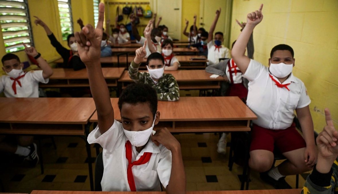 طلاب يحضرون الصف في مدرسة في هافانا (8 ت2 2021، أ ف ب). 