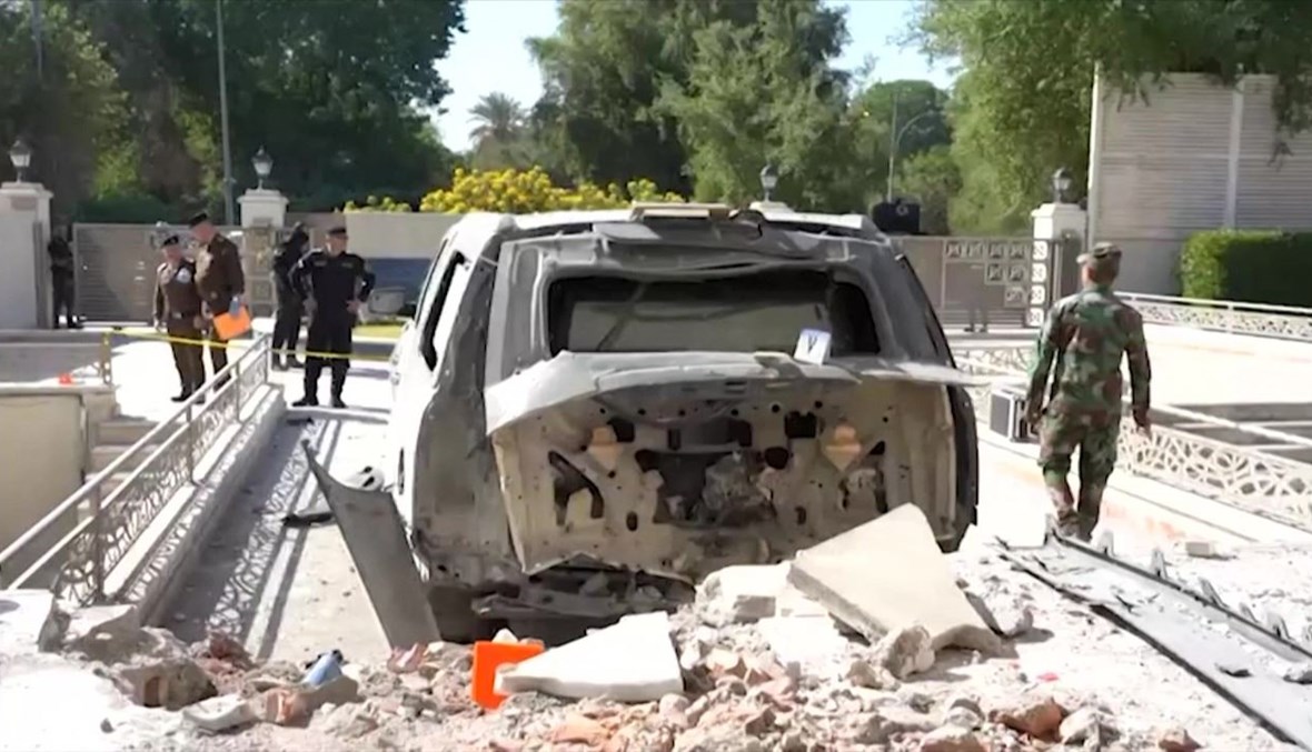 مركبة تضررت من جراء الهجوم على مقر إقامة رئيس الوزراء في بغداد (7 ت2 2021، أ ف ب). 