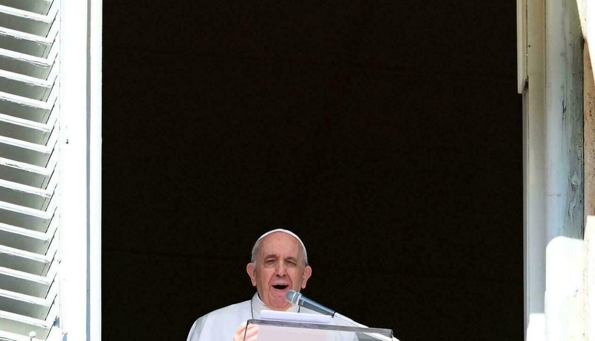 البابا فرنسيس يلقي كلمته من نافذة القصر الرسولي (أرشيفية- أ ف ب).