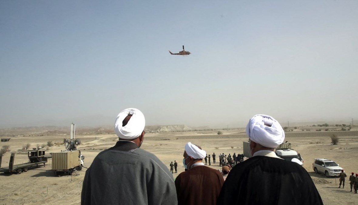 رجال دين إيرانيون يتابعون مناورة عسكرية على شاطئ بحر عمان في منطقة بلوشستان الساحلية (8 ت2 2021، أ ف ب). 