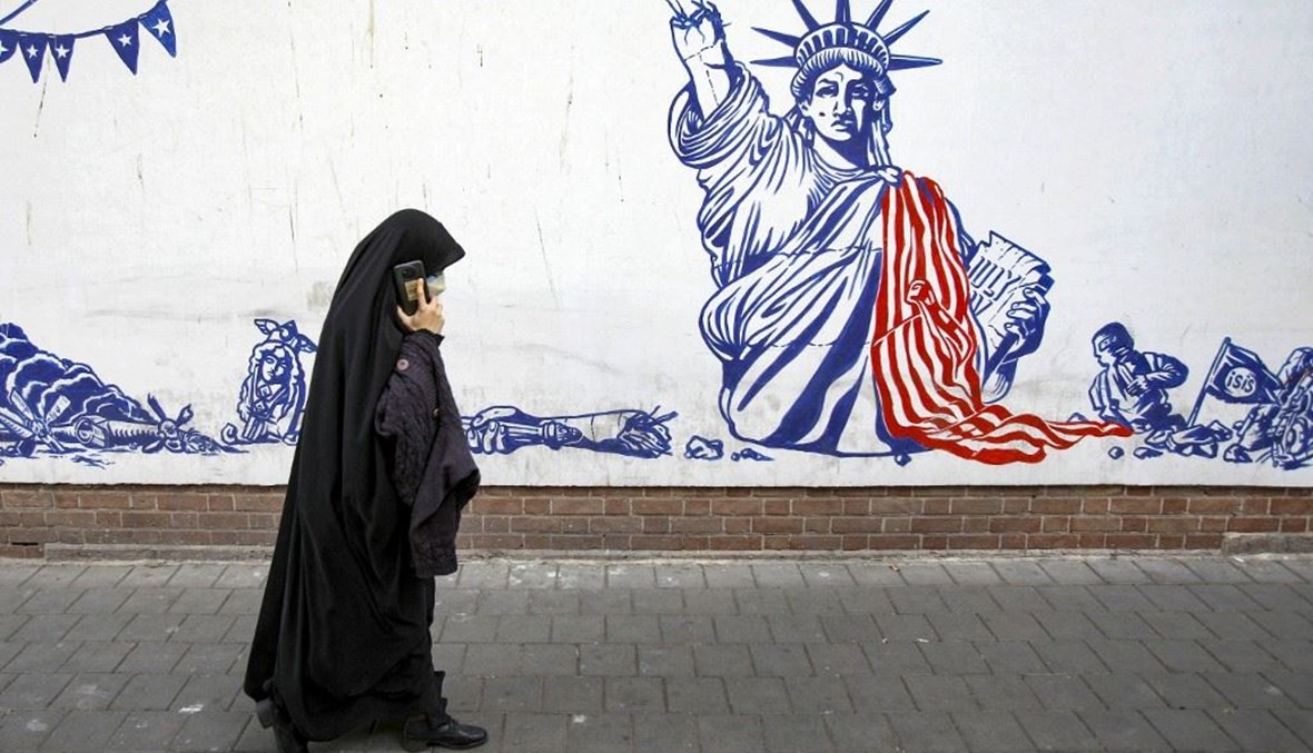 من أمام سفارة أميركية سابقة في العاصمة الإيرانية طهران (أ ف ب).