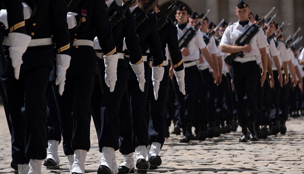 عرض عسكري خلال احتفال حمل السلاح في قصر الاليزيه (8 تموز 2021، قصر الاليزيه).