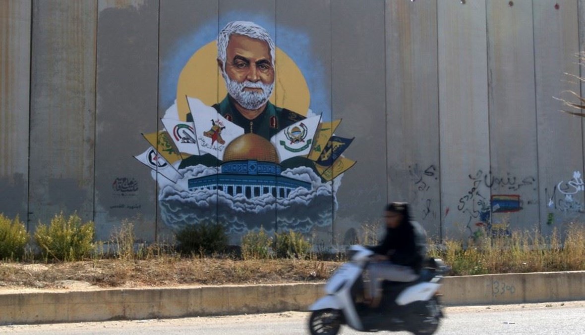 جدارية لقائد فيلق القدس السابق قاسم سليماني على حائط إسمنتي في الحدود الجنوبية (تعبيرية- "أ ف ب").