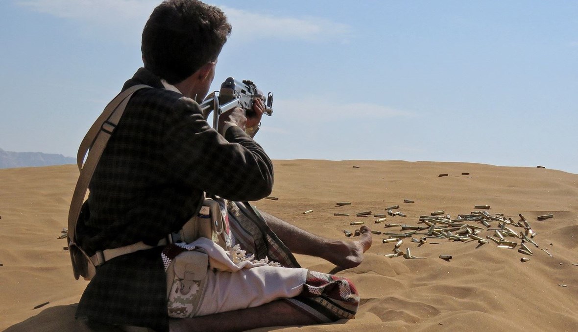 مقاتل يمنيّ موالِ للحكومة خلال قتال مع الحوثيين على الجبهة الجنوبية لمأرب (أ ف ب).