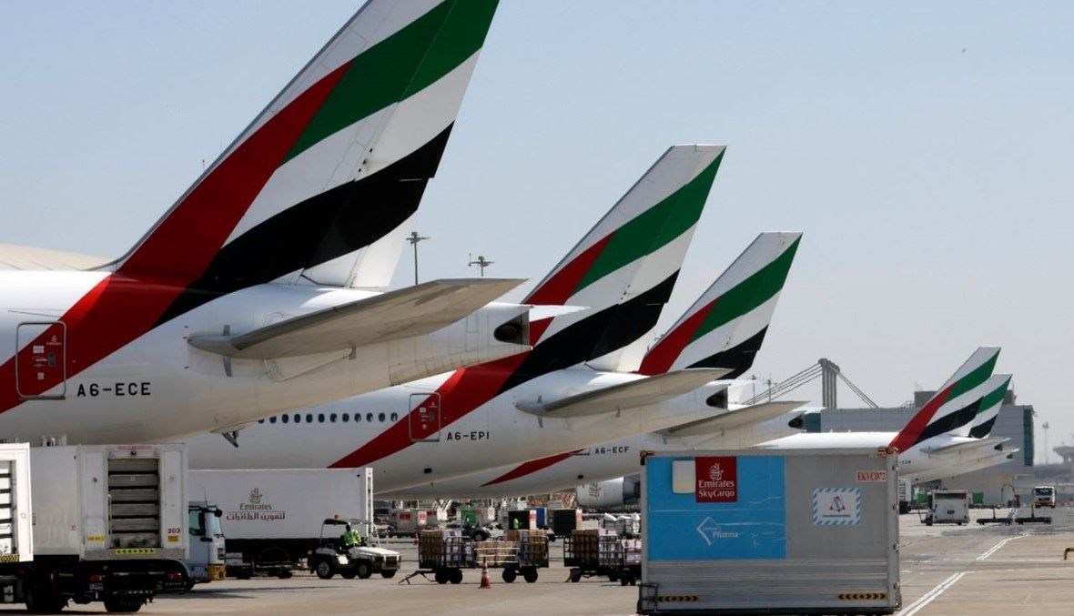 طائرة بوينغ 777 تابعة لشركة "طيران الإمارات" تفرغ شحنة من لقاح كورونا في مطار دبي الدولي (1 شباط 2021، أ ف ب).