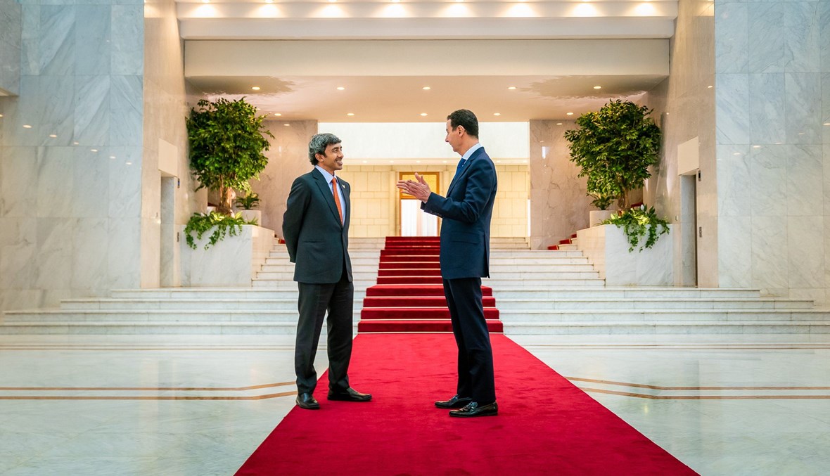 وزير الخارجية والتعاون الدولي الإماراتي الشيخ عبدالله بن زايد بن سلطان آل نهيان يتحدث مع الرئيس السوري بشار الأسد خلال زيارته إلى دمشق (أ ف ب).