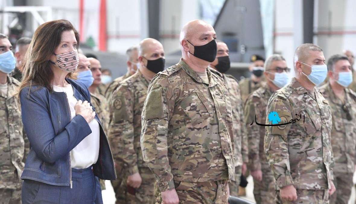 قائد الجيش العماد جوزاف عون والسفيرة الأميركية في لبنان دوروثي شيا خلال تسلّم الجيش طوافات عسكرية مقدمة من الولايات المتحدة (نبيل إسماعيل).