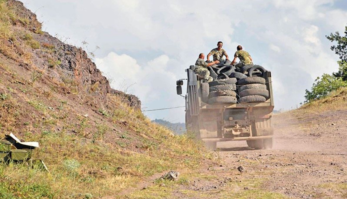 شاحنة عسكرية أرمنية قرب الحدود مع أذربيجان (أ ف ب).