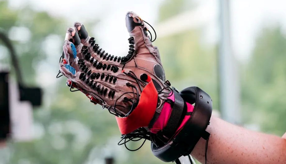 بالصور: قفّازات الواقع الافتراضي "اللمسيّة" يعرضها زوكربيرغ للمرة الأولى