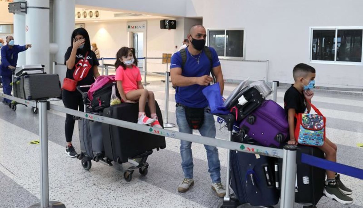 لبنانيّون في مطار بيروت (تعبيرية - أ ف ب).