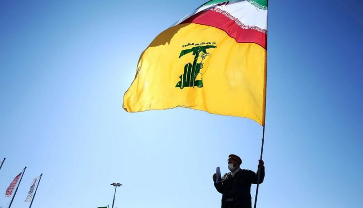إيراني يرفع علمي "حزب الله" وإيران (أ ف ب).