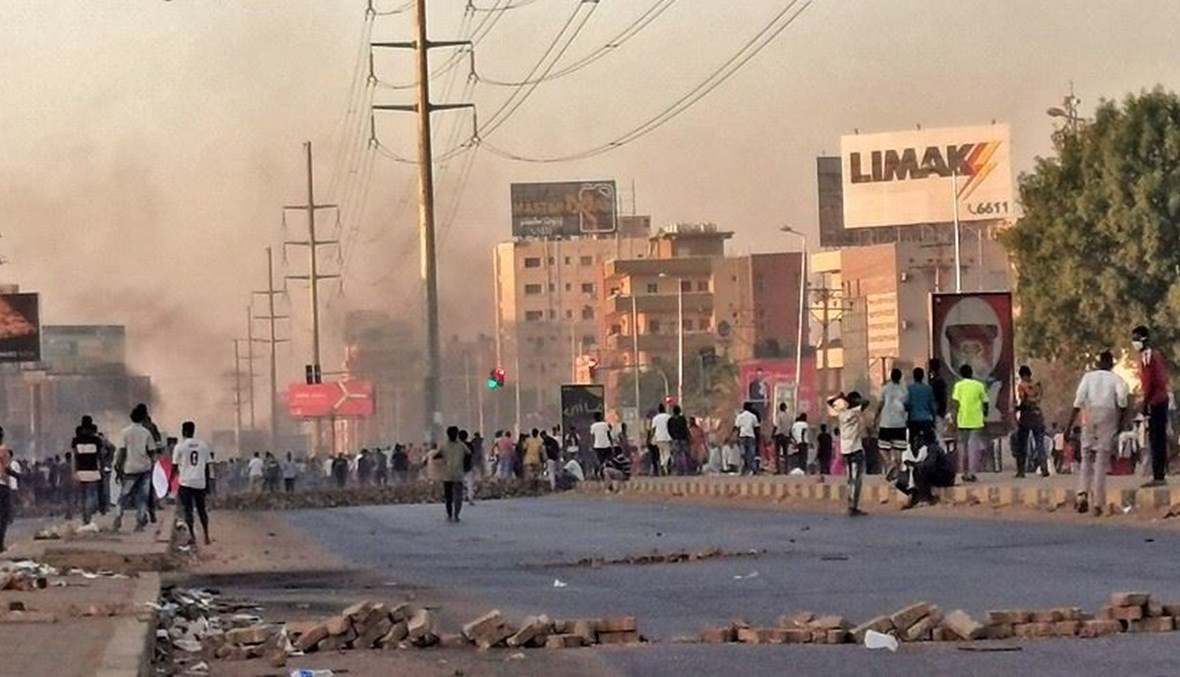 أكبر عدد من القتلى منذ الانقلاب... تظاهرة ضخمة وقنابل مسيّلة للدموع في السودان