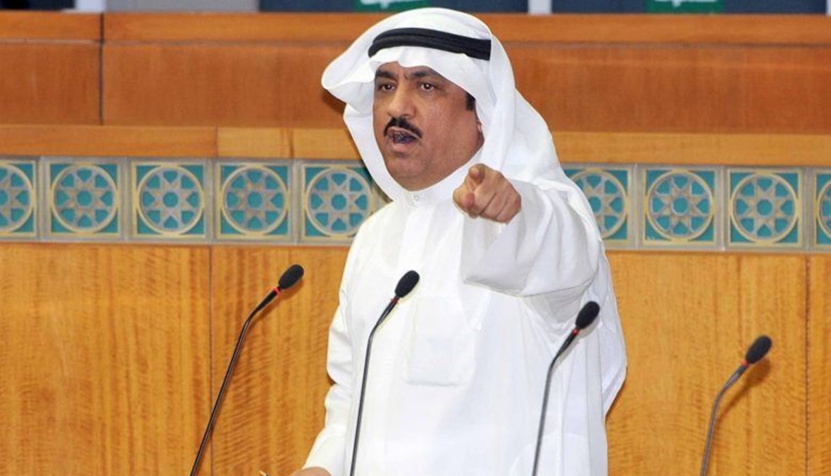 بالفيديو- عارض صحّي يُصيب نائباً كويتياً سابقاً بعد عودته من المنفى