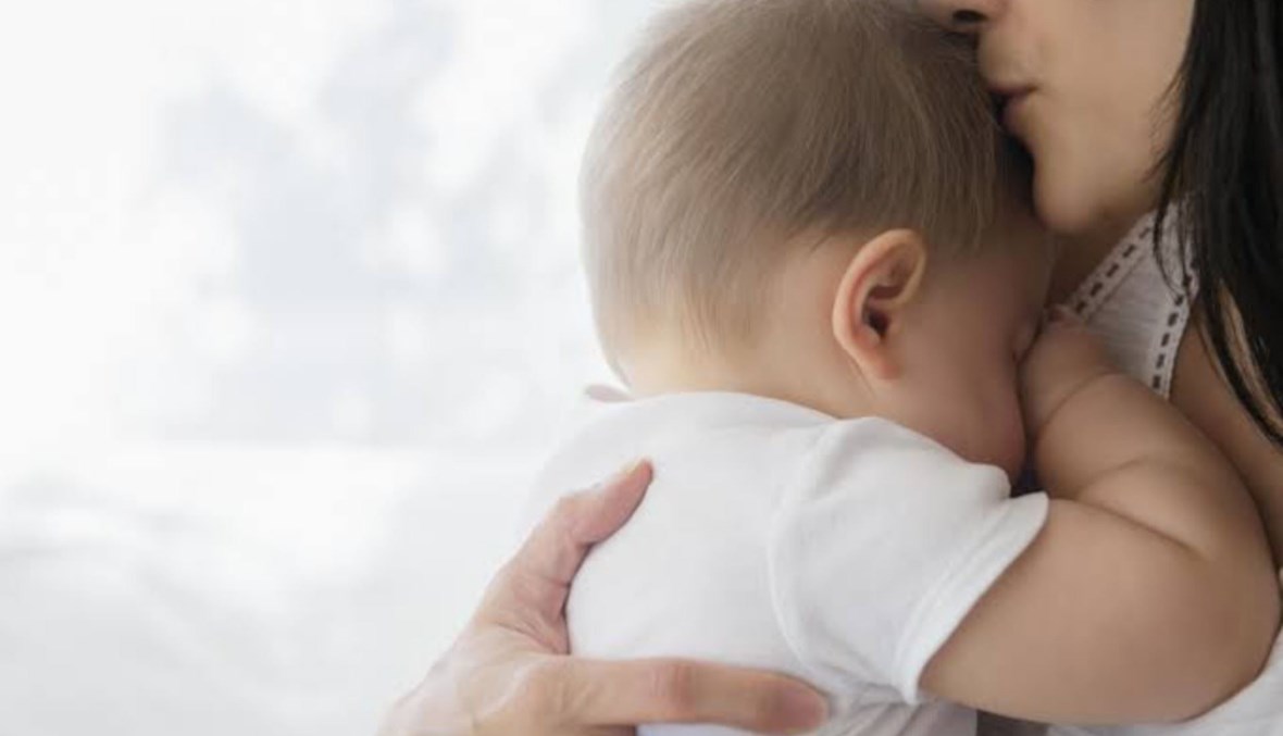 في مصر... أم تعرض طفلتها للبيع على "فايسبوك"