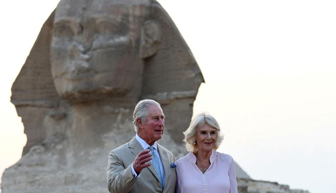 الأمير تشارلز وزوجته في جولة بمنطقة أهرامات الجيزة (أ ف ب).
