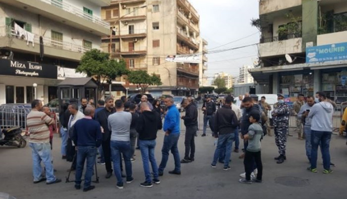 وقفة احتجاجية أمام منزل وزير الداخلية بسام المولوي في طرابلس.