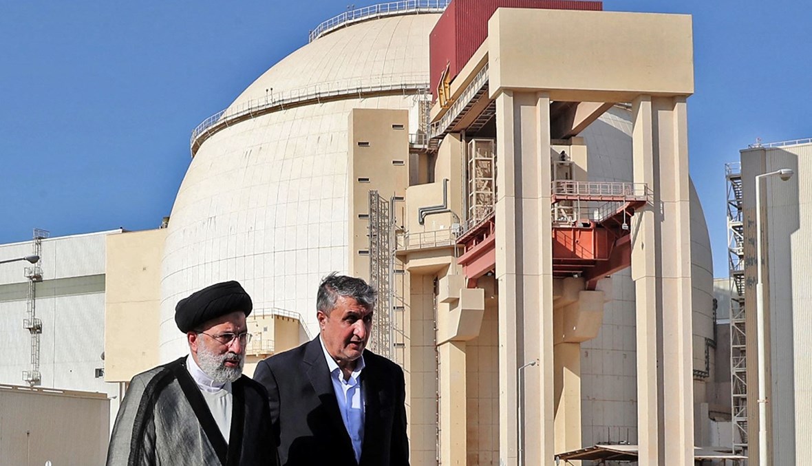 الرئيس الإيراني إبراهيم رئيسي يرافقه رئيس منظمة الطاقة الذرية الإيرانية محمد إسلامي في زيارة إلى محطة بوشهر للطاقة النووية (الرئاسة الإيرانية- أ ف ب).