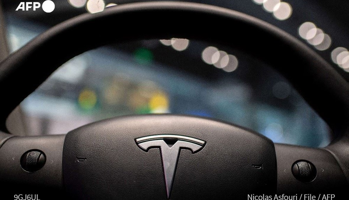 مزاعم أنّ انقطاع خادم "تسلا" ترك مالكي السيارات غير قادرين على قيادتها