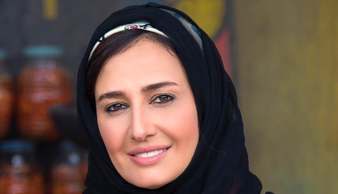 حلا شيحة بالحجاب ووالدها يهدي زوجها كتاباً... مفاجآت في معرض "روح مصرية"