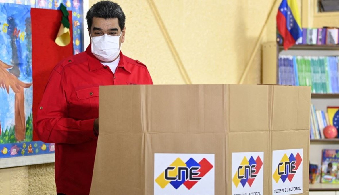 مادورو خلال اقتراعه في الانتخابات المحلية في فنزويلا (أ ف ب).