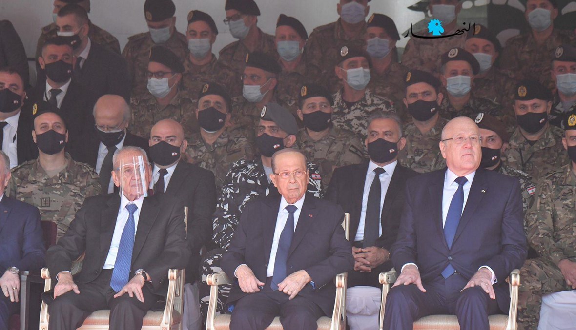 الرؤساء الثلاثة على منصة الشرف في وزارة الدفاع خلال عرض الاستقلال الـ78 (نبيل اسماعيل).