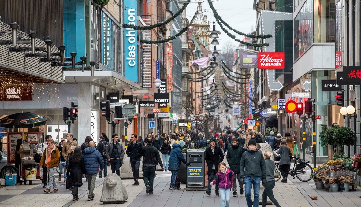 مشهد من شارع تسوّق في وسط ستوكهولم خلال الجائحة (أ ف ب).