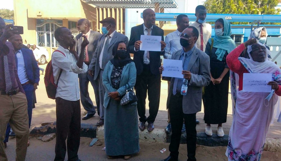 محامون سودانيون يرفعون لافتات تطالب بمحاسبة مرتكبي أعمال العنف ضد المتظاهرين أمام محكمة السودان العليا (أ ف ب).