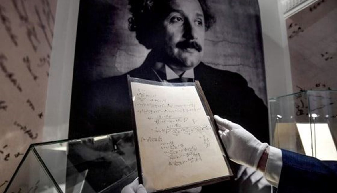 مخطوطة لأسطورة الفيزياء أينشتاين (أ.ف.ب).