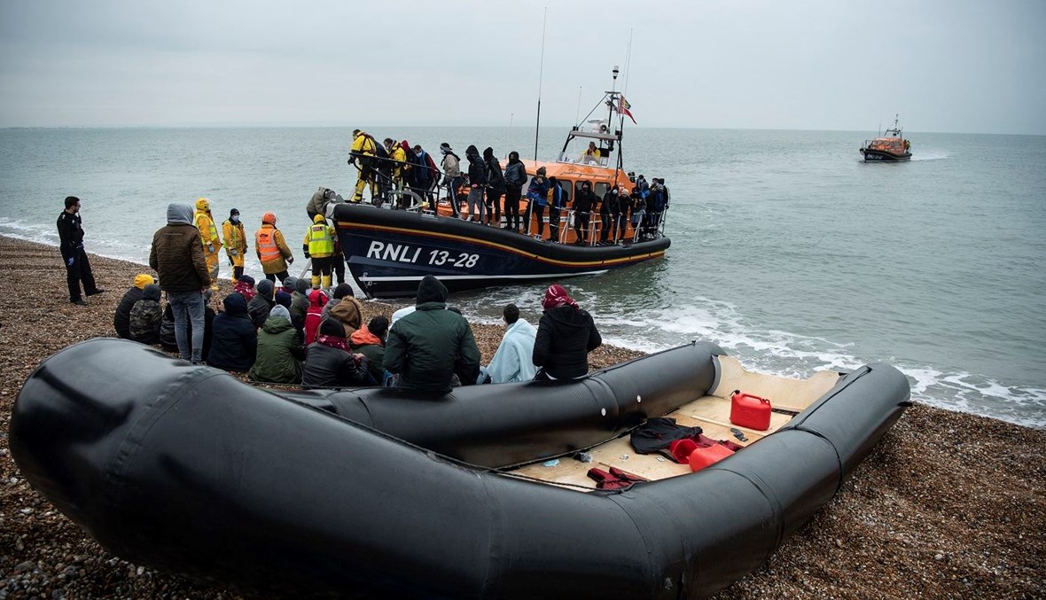 إحلاء مهاجرين من قبل "المؤسسة الملكية الوطنية لقوارب النجاة" على شاطئ في دانغنس على الساحل الجنوبي الشرقي لإنكلترا (أ ف ب).