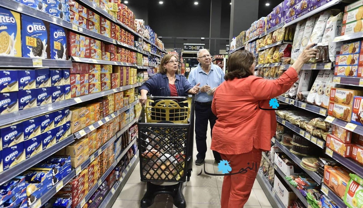 مشكلة تواجه "السوبرماركت" بسبب البطاقات المصرفية... الأموال عالقة في المصارف