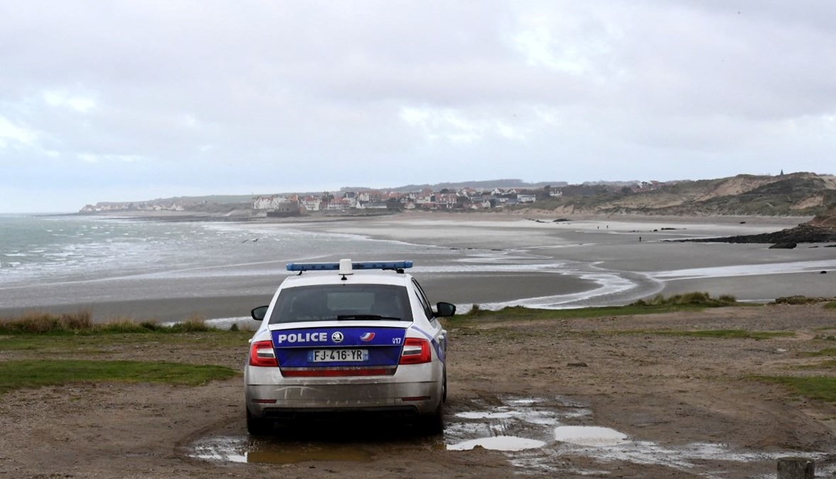 سيارة للشرطة توقفت قرب شاطئ ويميرو على الساحل الشمالي لفرنسا، حيث ينطلق المهاجرون في قوارب مطاطية في محاولة للوصول إلى إنكلترا (25 ت2 2021، أ ف ب). 