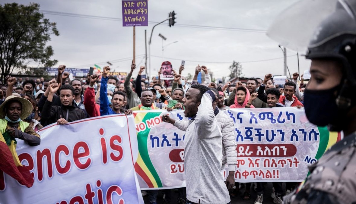 متظاهرون اثيوبيون خلال احتجاج على الأخبار الكاذبة امام مقر السفارة البريطانية في أديس أبابا (25 ت2 2021، أ ف ب). 